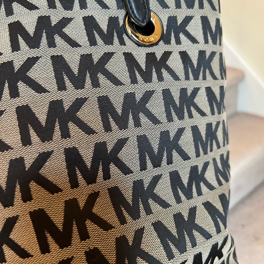 Michael Kors Black and Tan Tote Bag beautiful! - Picture 4 of 16